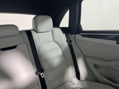 Certified 2024 Porsche Macan AWD/4WD image 17