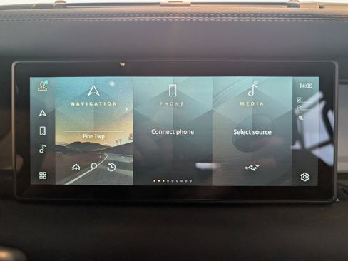 Used 2024 Land Rover Defender 110 SE image 19