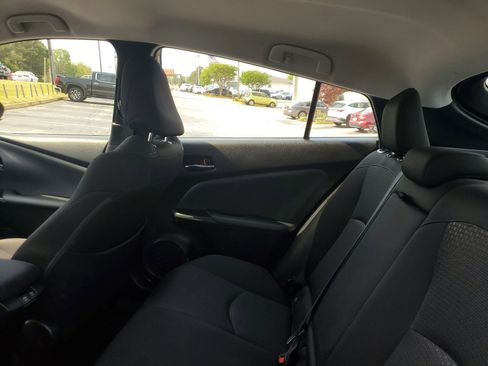 Used 2022 Toyota Prius LE image 10