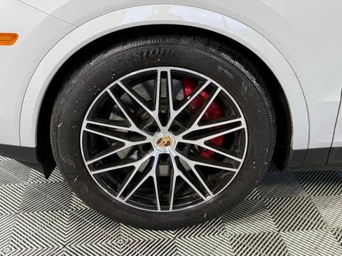 Used 2025 Porsche Cayenne S AWD/4WD image 16