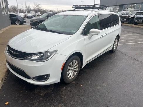Used 2018 Chrysler Pacifica Touring-L image 2