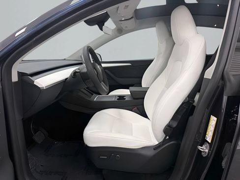 Used 2024 Tesla Model Y Long Range AWD/4WD image 11