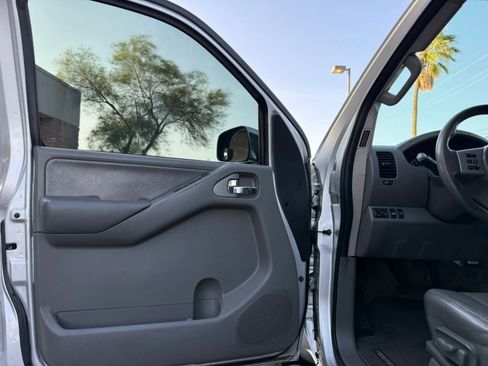 Used 2013 Nissan Frontier SL w/ Moonroof Pkg AWD/4WD image 35