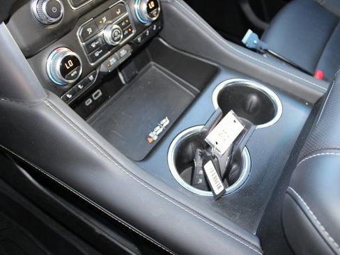 Used 2024 GMC Yukon SLT w/ SLT Luxury Package image 27