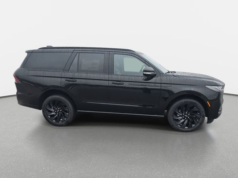 New 2026 Lincoln Navigator Reserve w/ Jet Appearance Package image 4