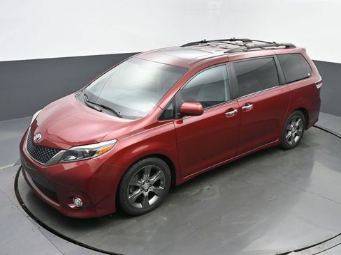 Used 2015 Toyota Sienna SE image 43