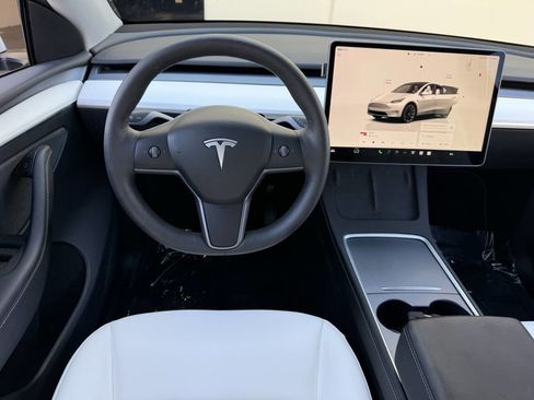 Used 2024 Tesla Model Y Long Range AWD/4WD image 22