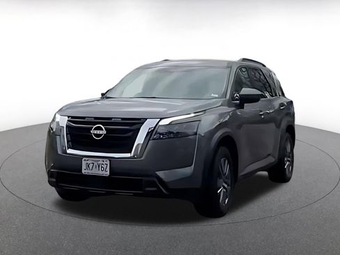 Used 2025 Nissan Pathfinder SV image 3
