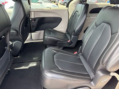 Used 2023 Chrysler Pacifica Touring-L FWD image 19