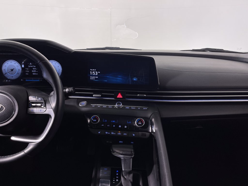Certified 2025 Hyundai Elantra SEL FWD image 17