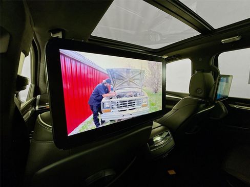 Used 2025 Cadillac Escalade ESV V AWD/4WD image 22