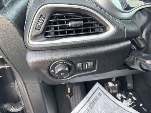 Used 2022 Chrysler Pacifica Touring image 19