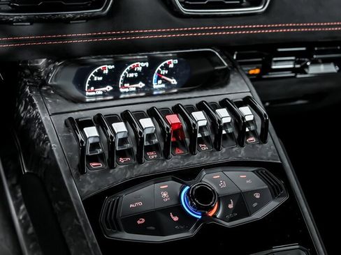 Used 2018 Lamborghini Huracan Performante AWD/4WD image 40