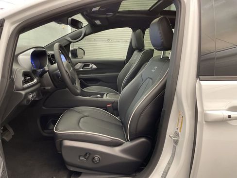 New 2026 Chrysler Pacifica Limited w/ Uconnect Theater Family Group FWD image 18