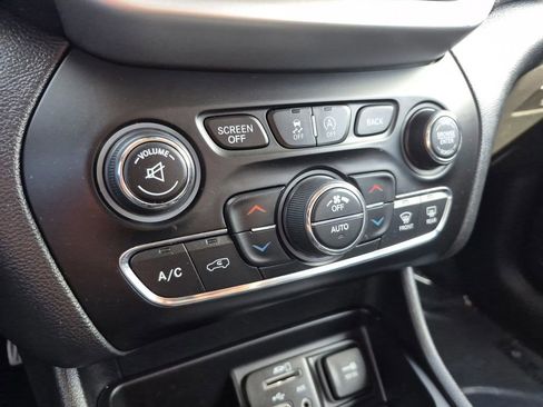 Used 2017 Jeep Cherokee Trailhawk w/ Comfort/Convenience Group image 22