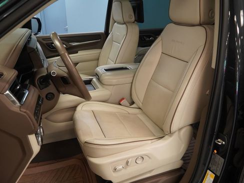 Used 2021 GMC Yukon XL Denali w/ Denali Premium Package AWD/4WD image 4