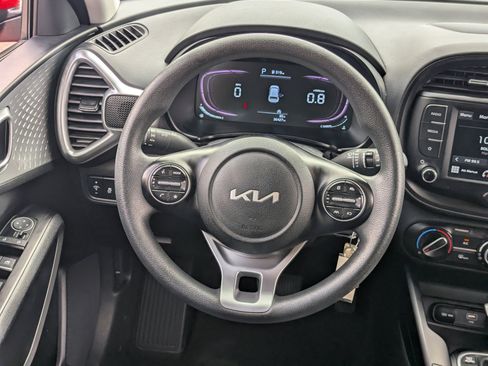 Used 2025 Kia Soul LX w/ LX Technology Package FWD image 17