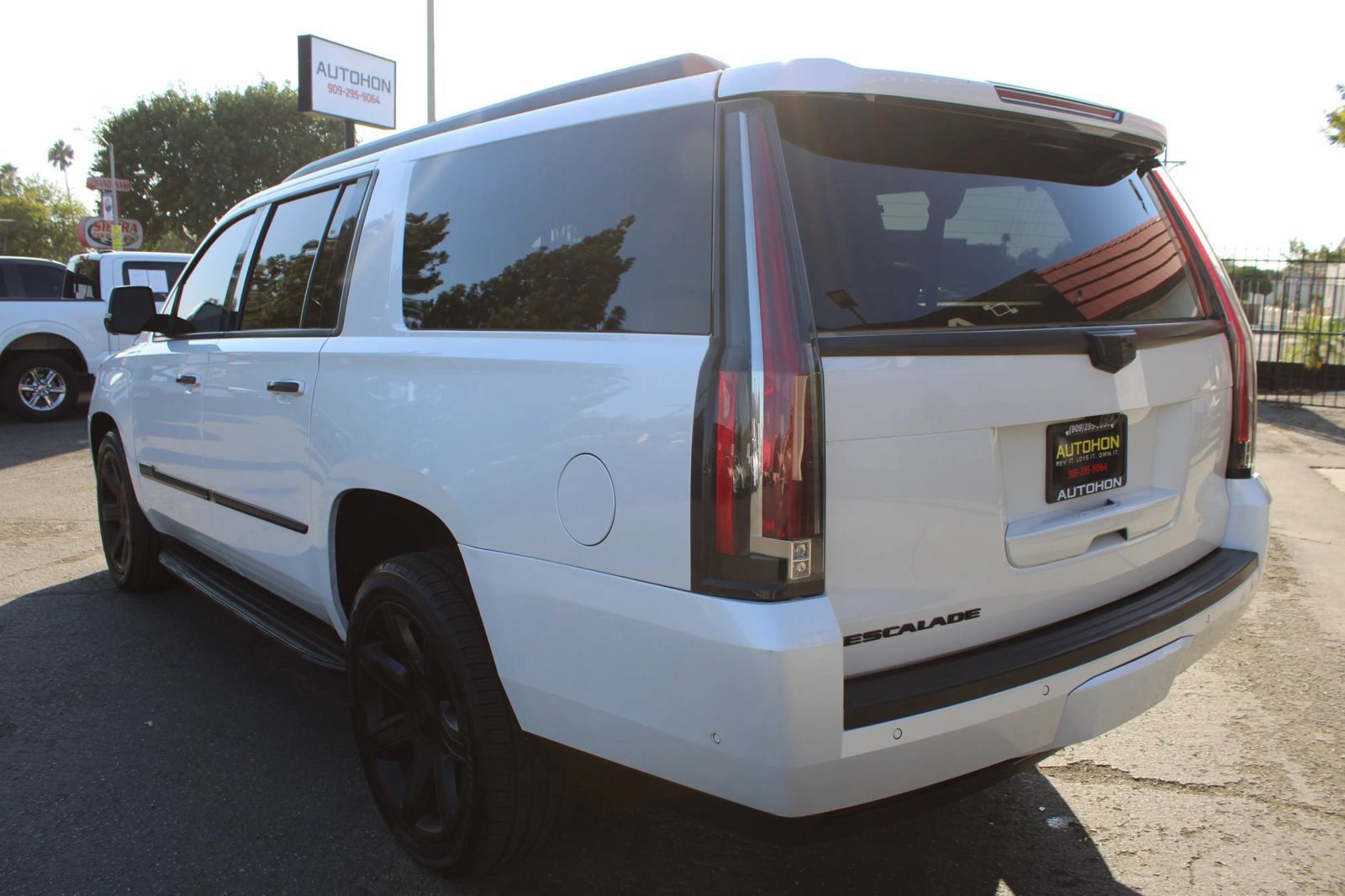 Used 2018 Cadillac Escalade ESV Luxury AWD/4WD image 43