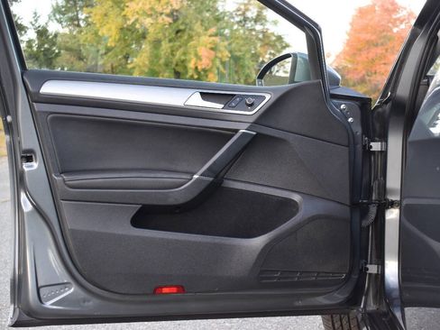 Used 2017 Volkswagen Golf S image 8