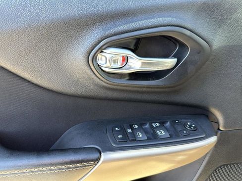 Used 2018 Jeep Cherokee Latitude image 12