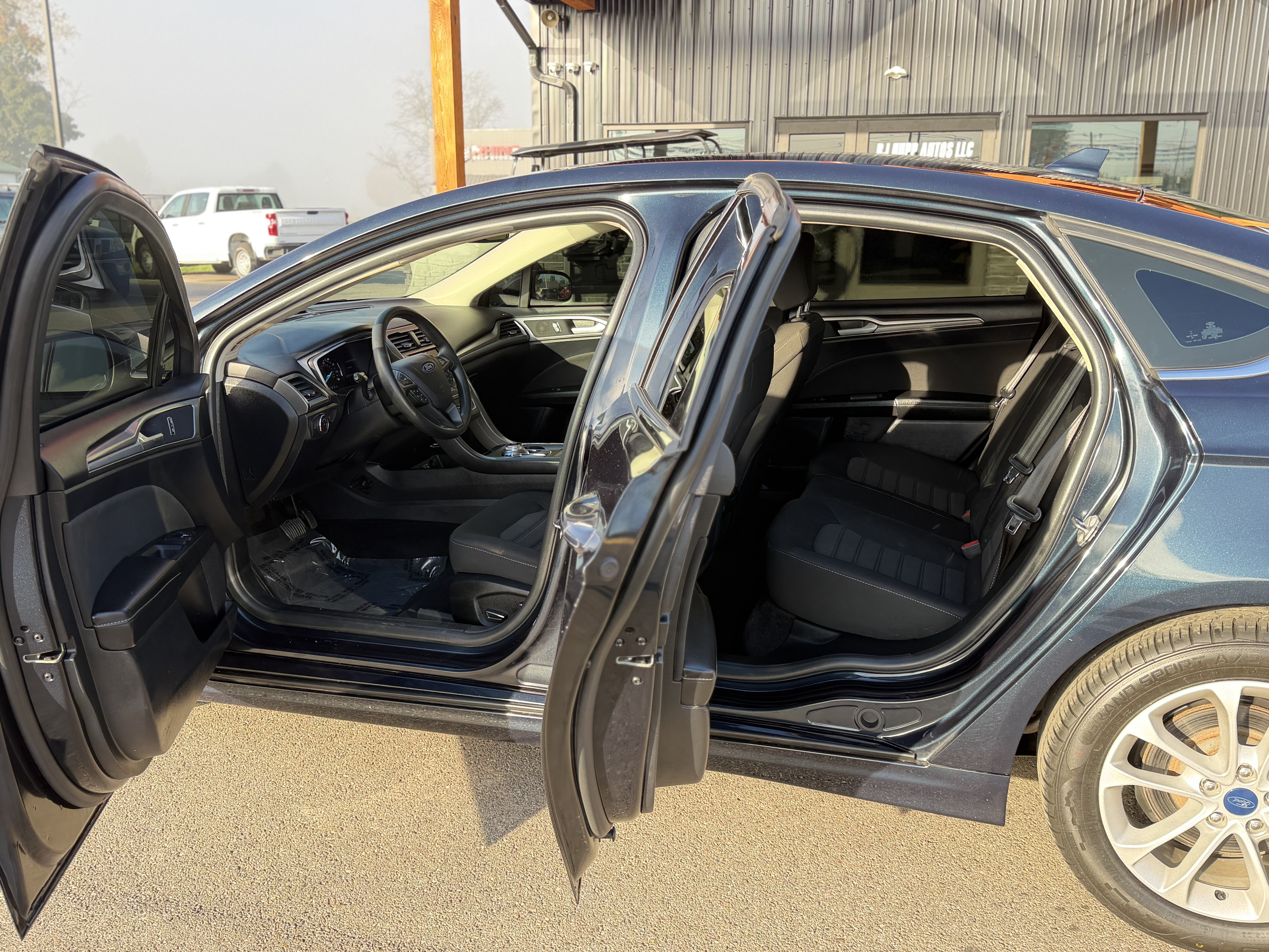 Used 2020 Ford Fusion SE FWD image 7