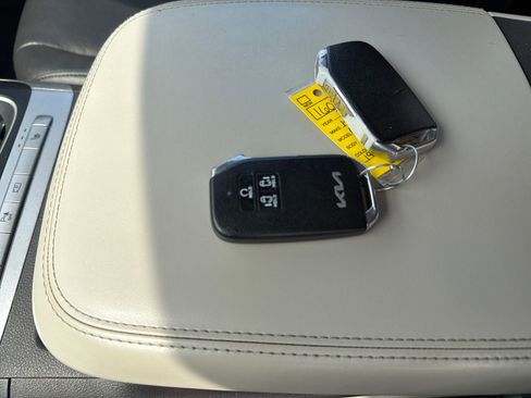 Used 2023 Kia Carnival LX FWD image 28
