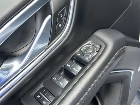 Used 2023 Chevrolet Suburban Premier image 10