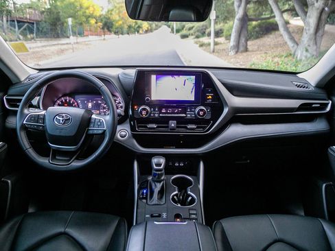 Used 2024 Toyota Highlander XLE image 20