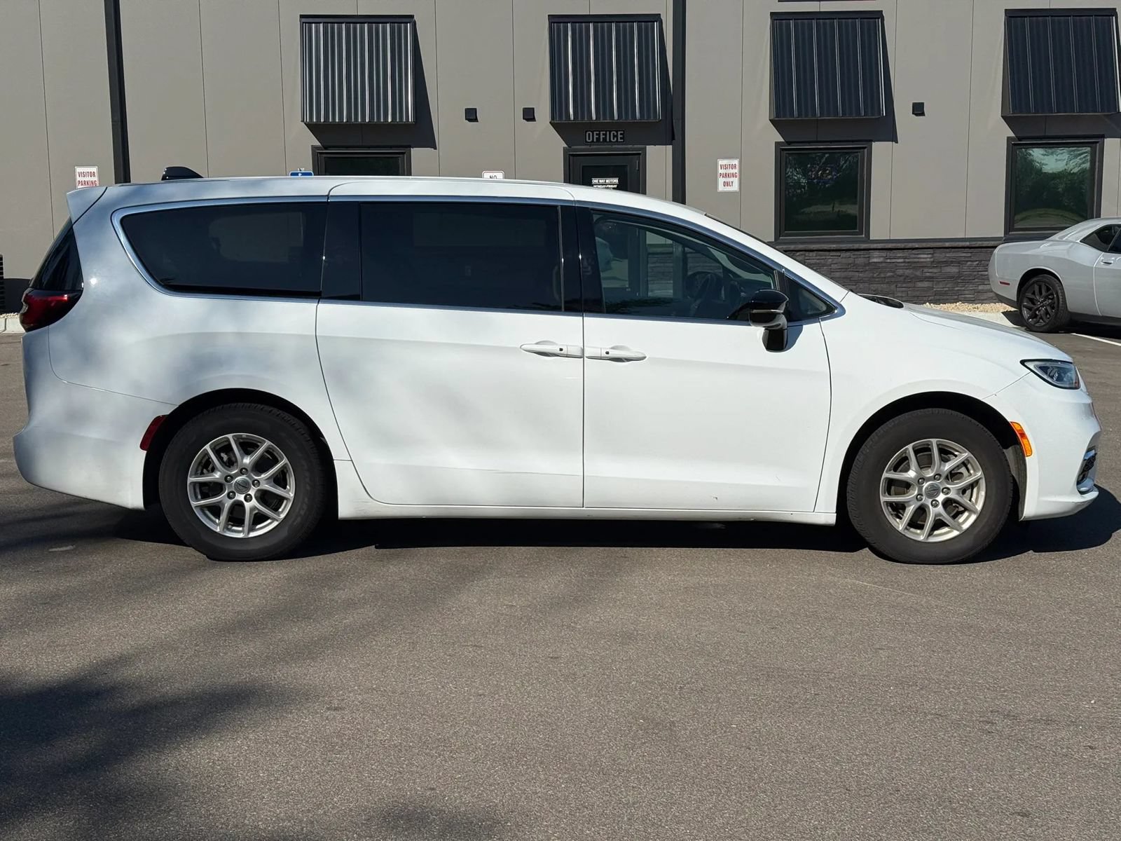 Used 2024 Chrysler Pacifica Touring-L FWD image 6