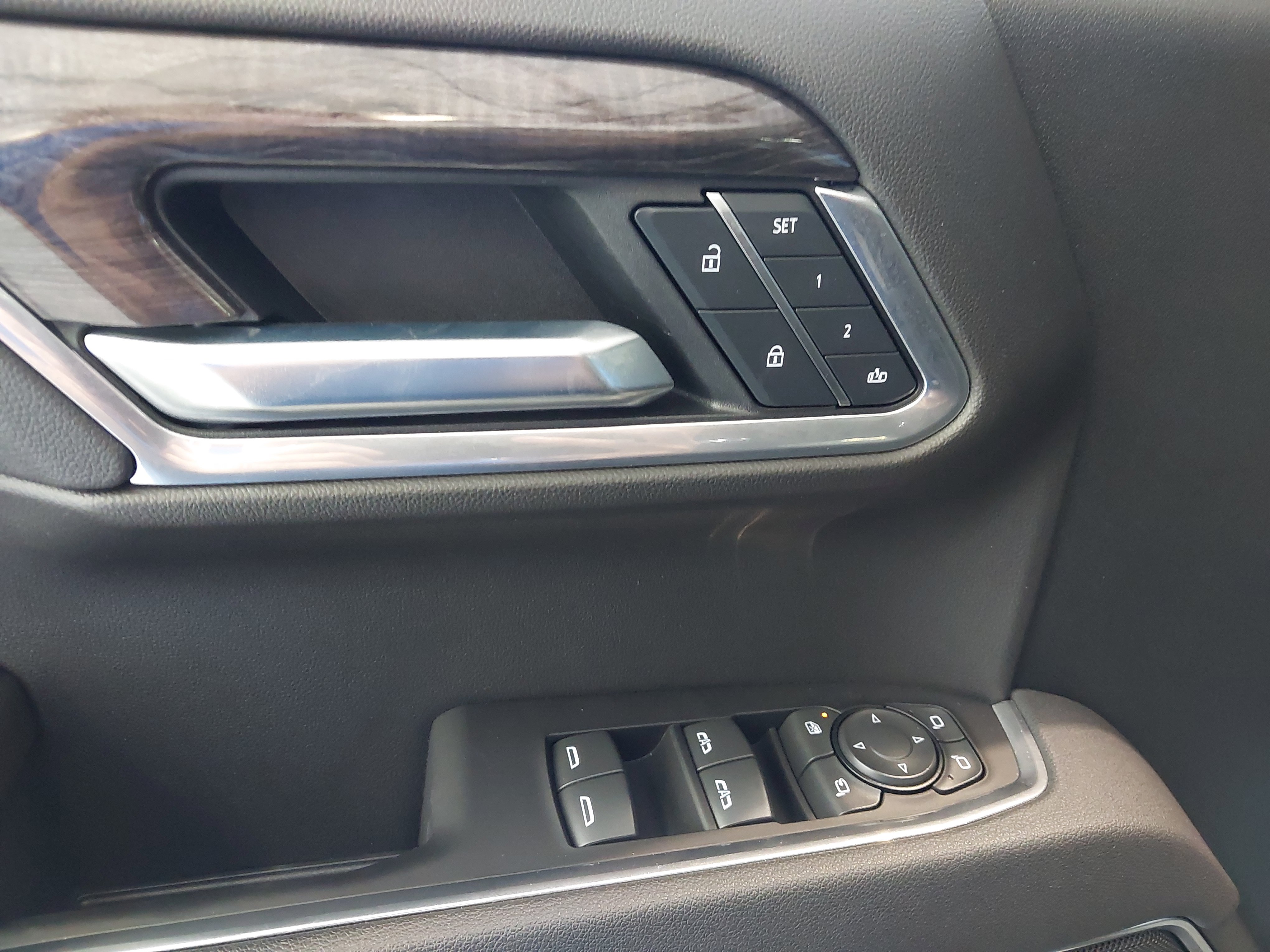 Used 2025 Chevrolet Silverado 1500 LTZ AWD/4WD image 26