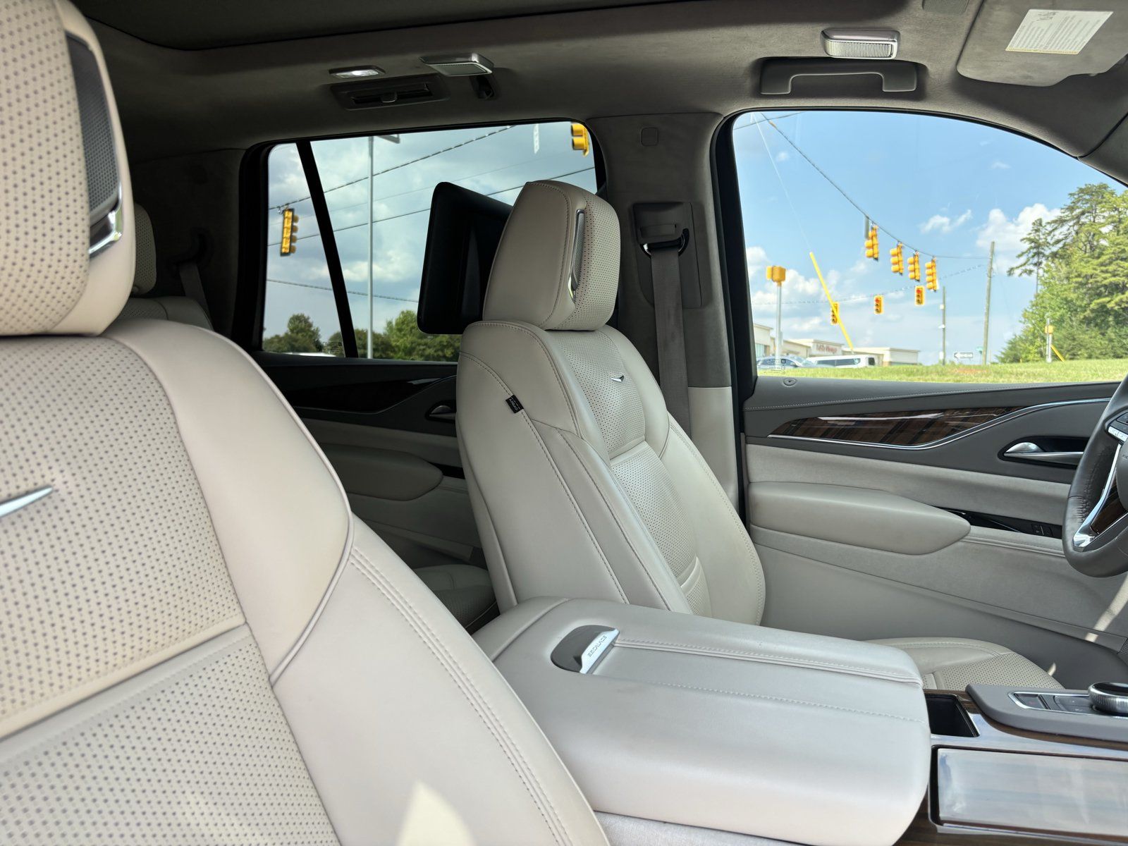 Used 2024 Cadillac Escalade Sport Platinum w/ LPO, ONYX Package AWD/4WD image 33