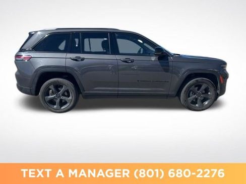 Used 2023 Jeep Grand Cherokee Altitude AWD/4WD image 2