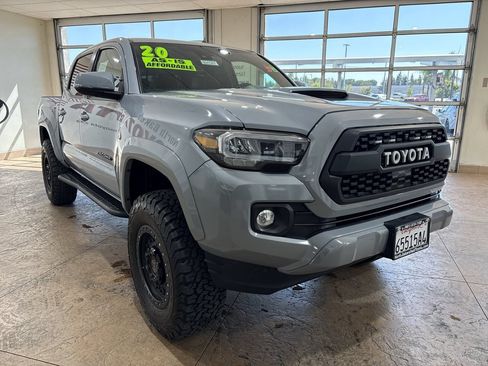 Used 2020 Toyota Tacoma TRD Sport w/ TRD Premium Sport Package AWD/4WD image 4