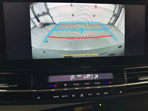 Used 2025 Toyota Sienna XLE image 40