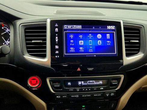 Used 2018 Honda Pilot Touring image 18