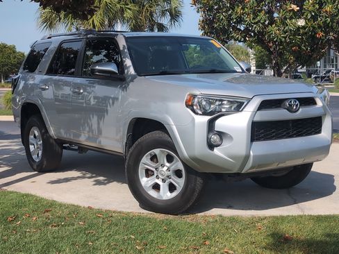 Used 2018 Toyota 4Runner SR5 AWD/4WD image 2