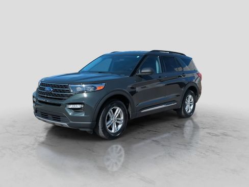 Used 2023 Ford Explorer XLT w/ Equipment Group 202A AWD/4WD image 4