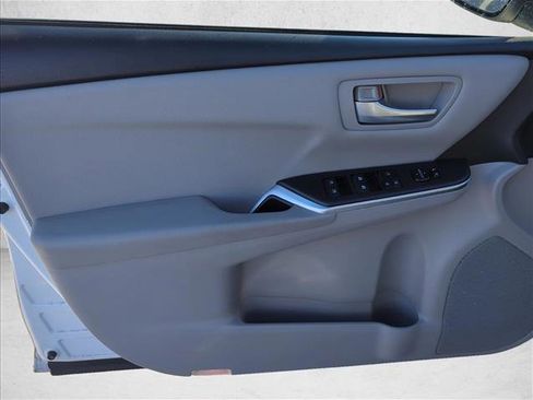 Used 2017 Toyota Camry SE image 5