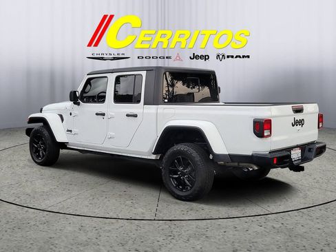 Used 2023 Jeep Gladiator Sport image 2