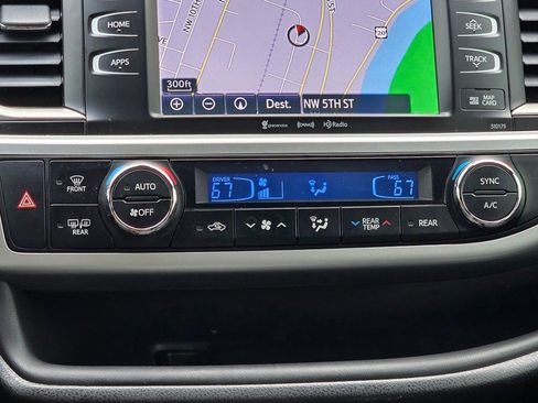 Used 2018 Toyota Highlander SE image 15