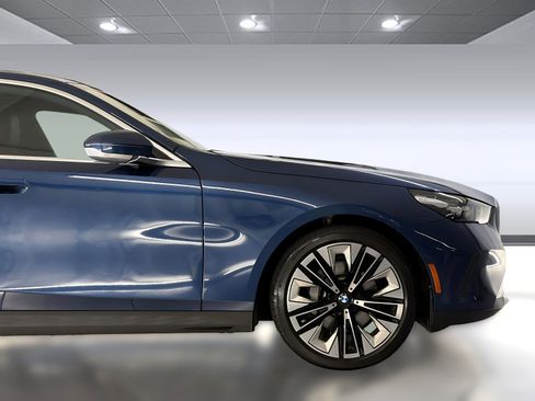 Used 2025 BMW 530i RWD image 35