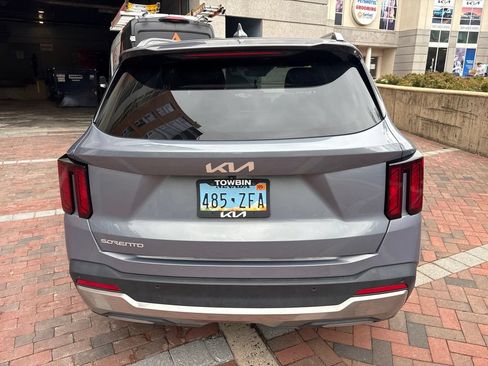 Used 2025 Kia Sorento EX w/ Panoramic Sunroof Package FWD image 4