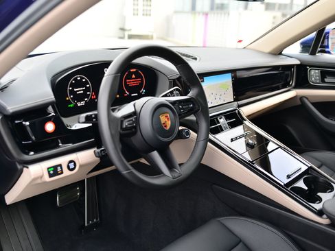 Certified 2024 Porsche Panamera 4 image 4