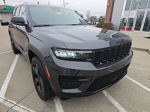 Certified 2025 Jeep Grand Cherokee Altitude image 6