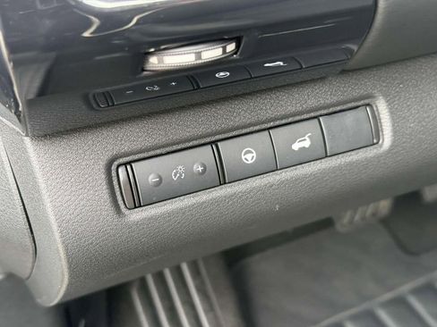 Used 2025 Nissan Pathfinder SV image 22