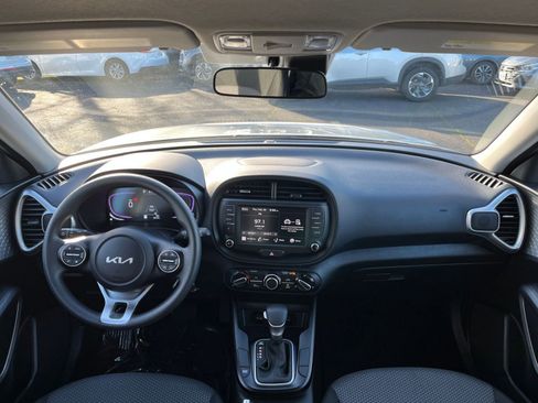 Used 2025 Kia Soul LX w/ LX Technology Package image 32