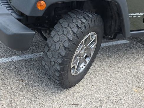 Used 2015 Jeep Wrangler Unlimited Rubicon w/ Connectivity Group AWD/4WD image 31