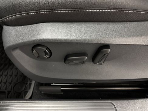 New 2025 Volkswagen Taos SE image 4