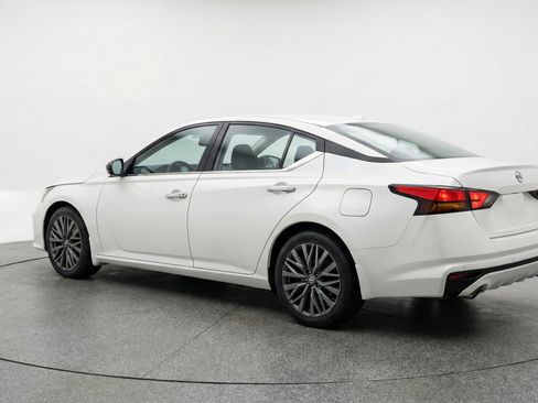 Used 2025 Nissan Altima 2.5 SV FWD image 6