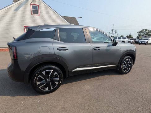 Used 2025 Nissan Kicks SV AWD/4WD image 7